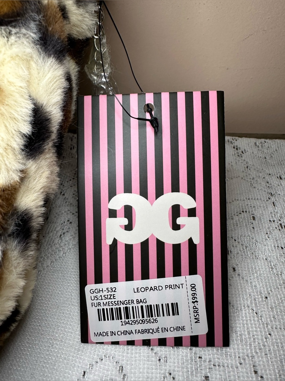 This Gilda Paris faux fur messenger bag features a bold leopard print pattern - Picture 8 of 9